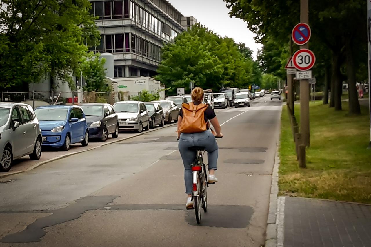 Das Bild zeigt eine Radfahrerin im sogenannten Mischverkehr auf der Nöthnitzer Straße. 