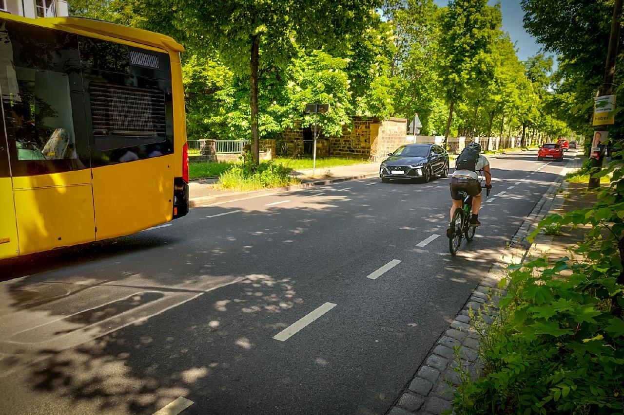 Das Bild zeigt einen Radfahrer auf einem markierten Schutzstreifen auf der Chemnitzer Straße in Dresden.